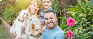 famille avec leurs chiens